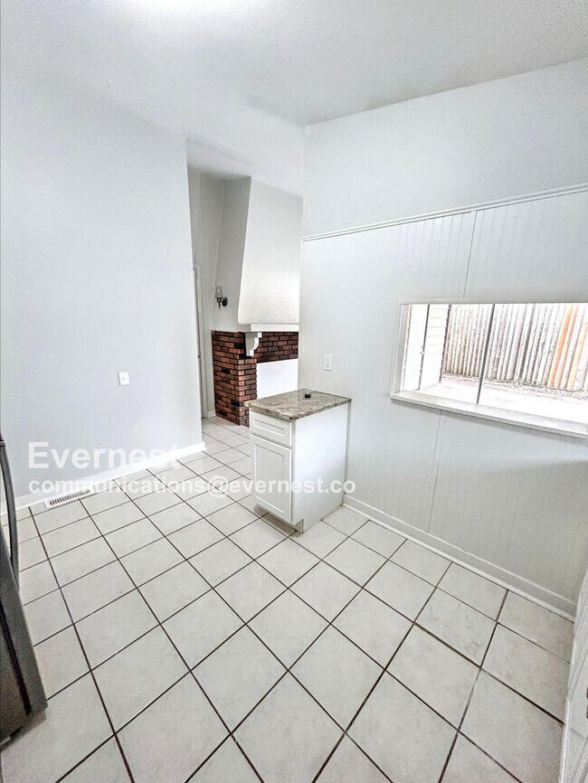 Foto del edificio - 3 Bed, 2 Bath Home with Garage / Pet-Friendly / Available Now!