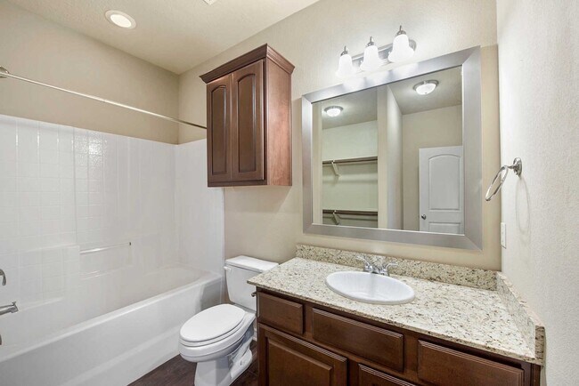 Foto del edificio - Spacious 3 Bed, 3.5 Bath Condo in Great Community!