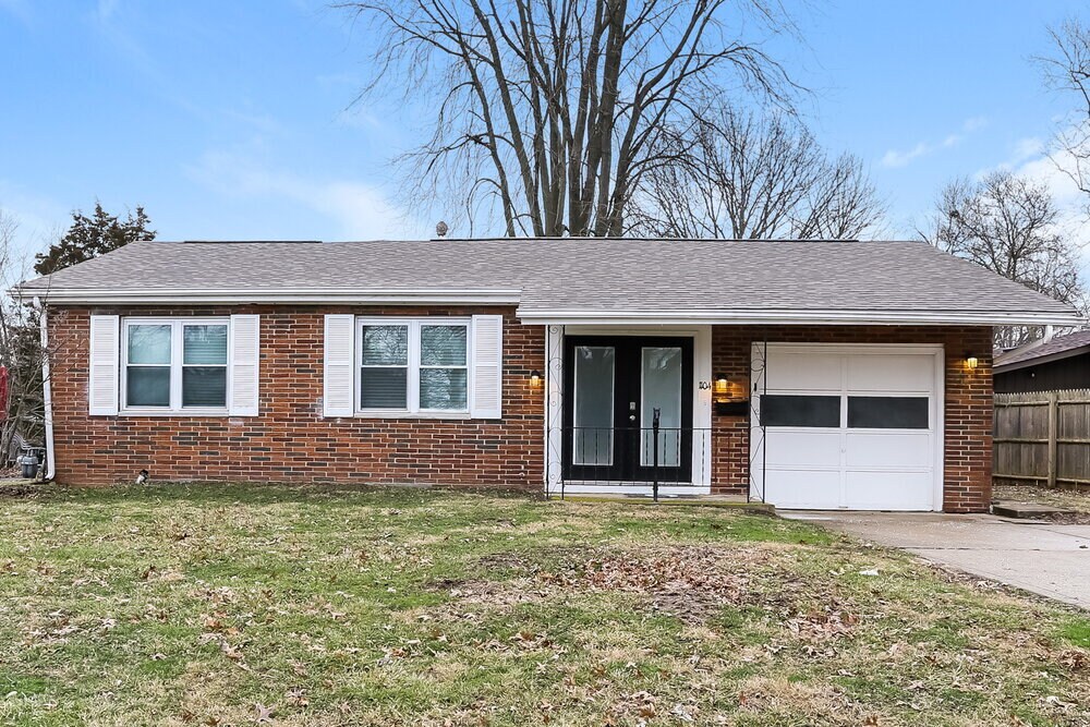 Primary Photo - 1104 Carrousel Dr E