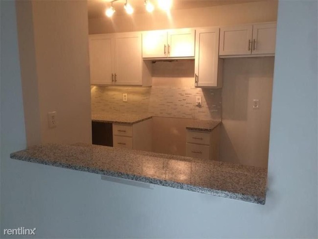 Building Photo - 3 br, 2 bath  - Northlake Manor Condominiums