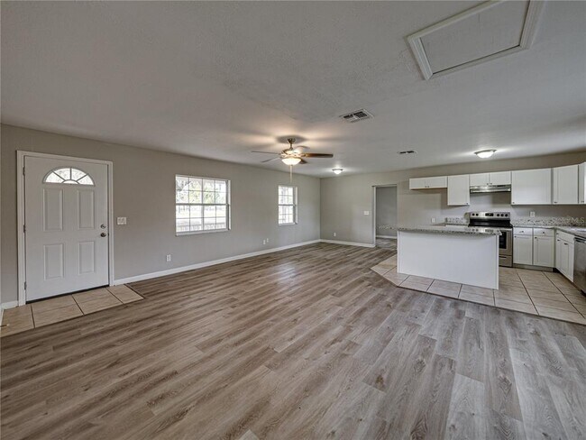 Foto del edificio - 5017 Lewellyn Rd