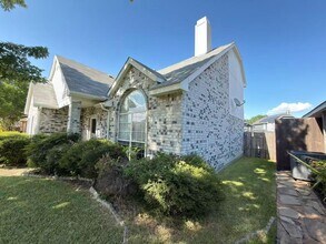 Building Photo - 2918 Lake Valley Dr
