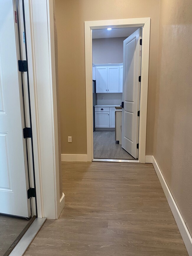 Shared hallway to front entrance of unit - 307 E Main St