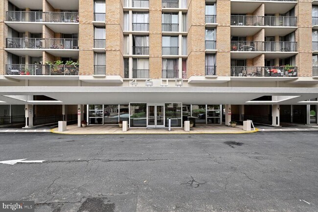 Foto del edificio - 4600 S Four Mile Run Dr