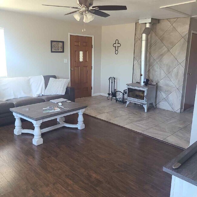 Building Photo - Charming 2 Bedroom 1 Bath Country Home!!!
