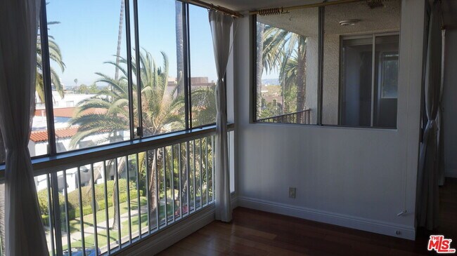 Foto del edificio - 137 S Palm Dr