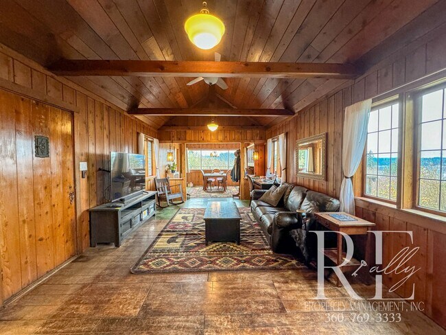 Building Photo - Charming Vintage Retreat with Stunning Views in Port Orchard