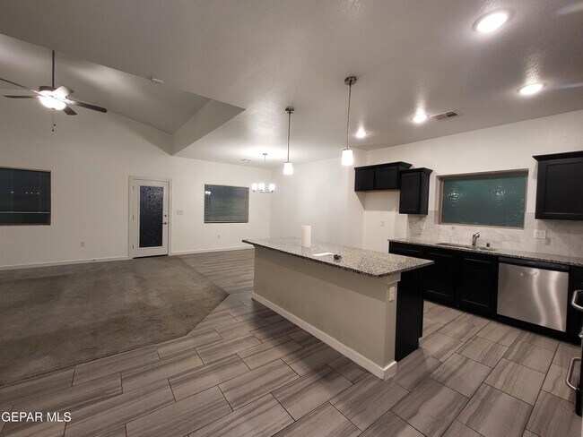 Foto del edificio - 11565 Leonor Duran St