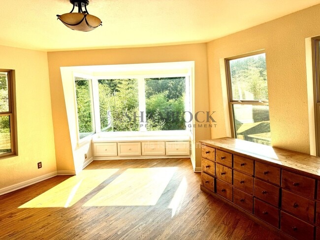 Foto del edificio - 2400 Lindsey Hollow Rd