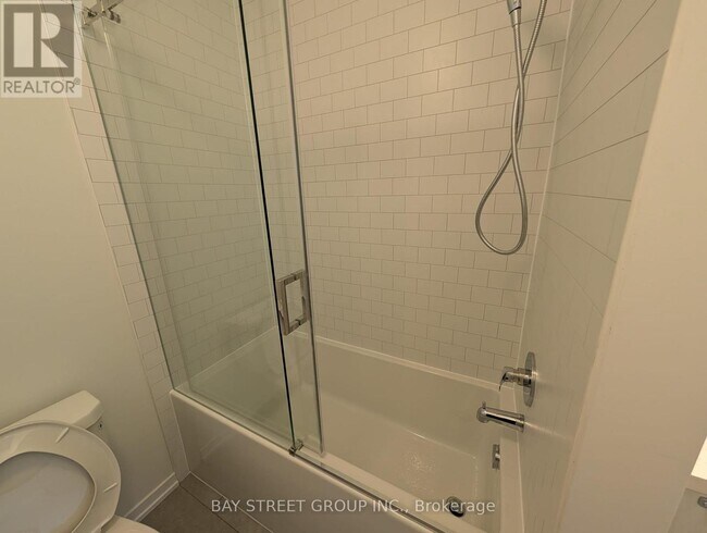 Photo du bâtiment - 23 Helmkay Ave