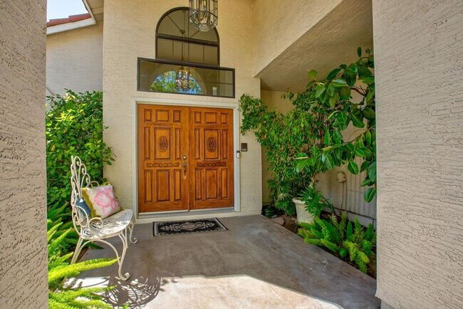 Building Photo - 5 bed 3 bath, 3500 sft in Tempe with pool