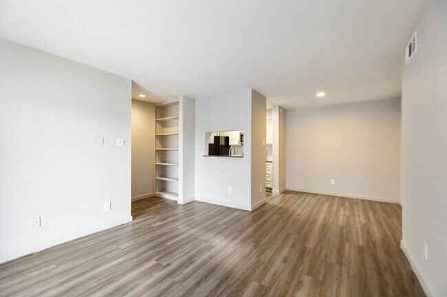 Building Photo - 8701 Town Park Dr