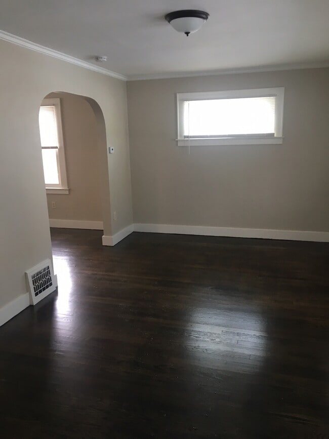 Building Photo - Spacious 3 Bed 1 Bath with Large Garage