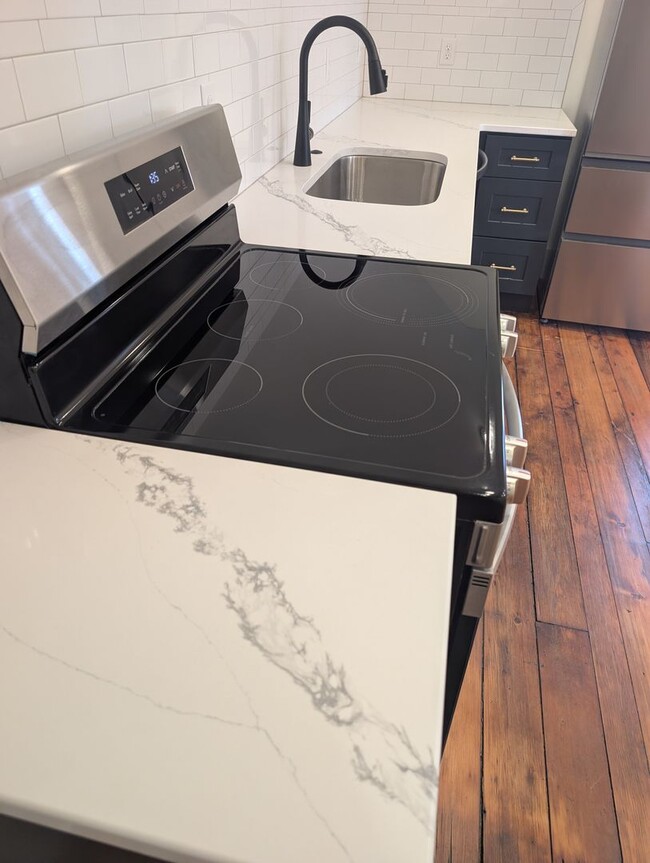 Foto del edificio - Beautifully Renovated 1 Bed, 1 Bath With In-Unit Washer/Dryer and New Appliances