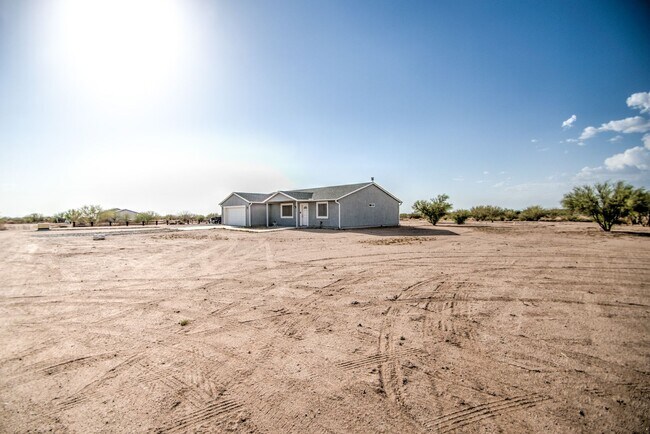 Foto del edificio - Large 1 + Acre Lot with 3 bedroom home in ...