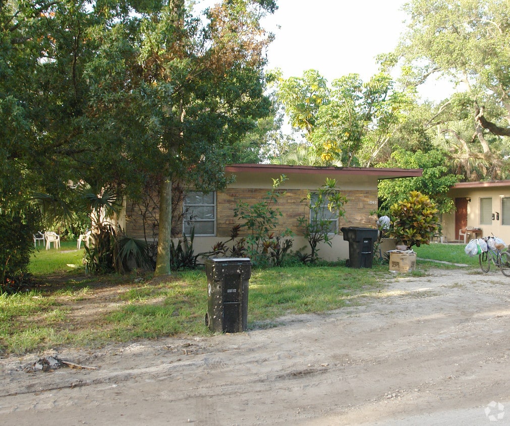 Building Photo - 1040-1050 SW 28th St