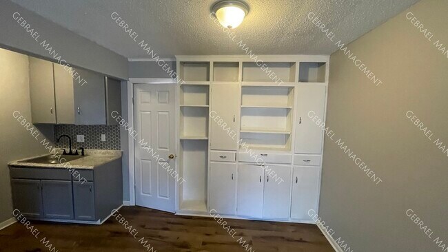 Building Photo - 10400 Whittier Ave