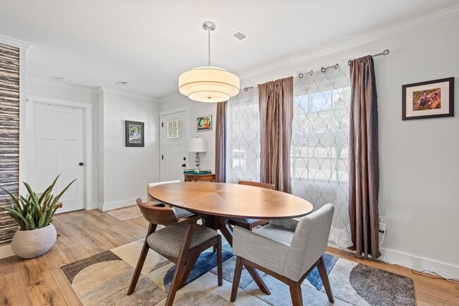 Building Photo - Like NEW home in ideal location!
