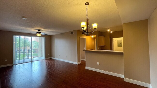 Foto del edificio - 7950 N Nob Hill Rd