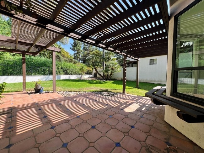 Building Photo - Beautiful 3 Bed / 2.5 Bath Single Story Ho...