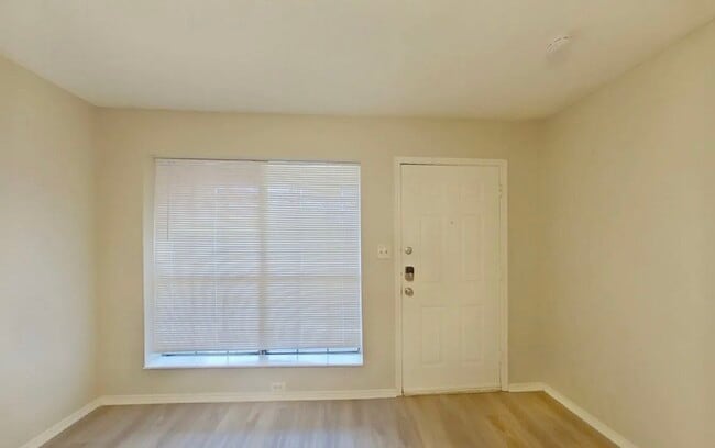 Building Photo - MOVE IN READY