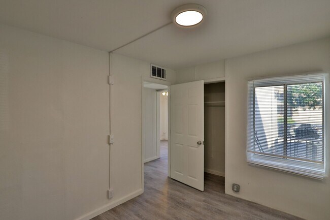 Foto del edificio - 102 E Hatcher Rd