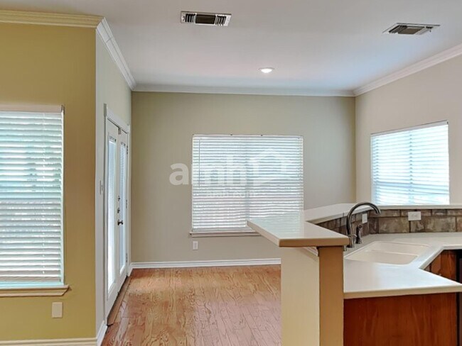 Foto del edificio - 15723 Knollpine