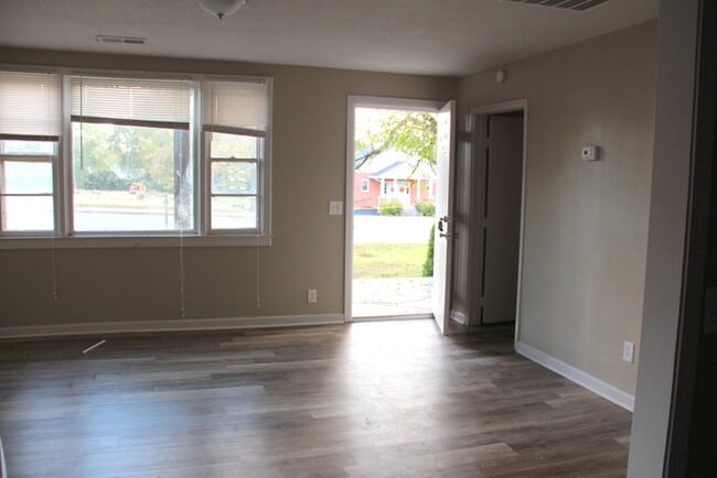 Building Photo - 1047 E Trinity Ln