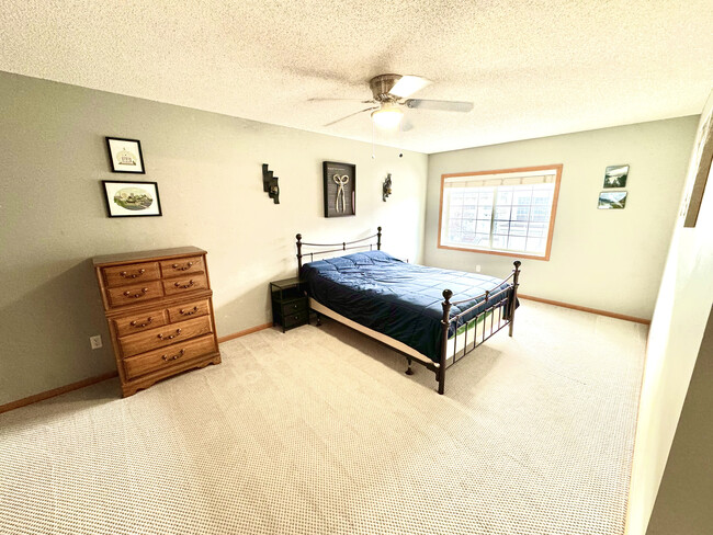 Large primary bedroom - 598 Willoughby Way W