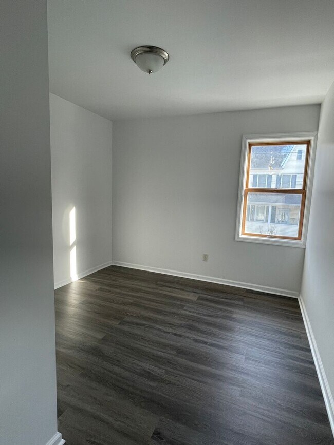 Building Photo - 4 Bedroom 1 bath House - Ready for Move in