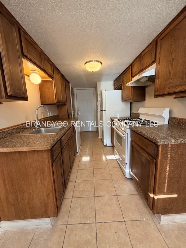 Building Photo - 1108 Royal Crest Dr