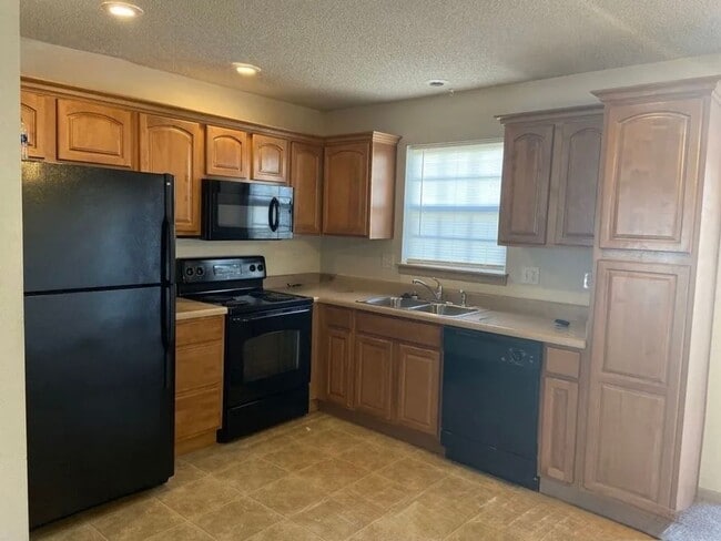 Building Photo - Beautiful 2 Bedroom 2.5 Bathroom Townhome!