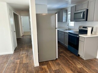 Cocina y pasillo - 211 Landsdowne St