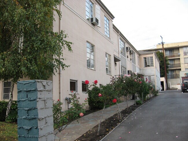 Lado - 4623 Ambrose Ave