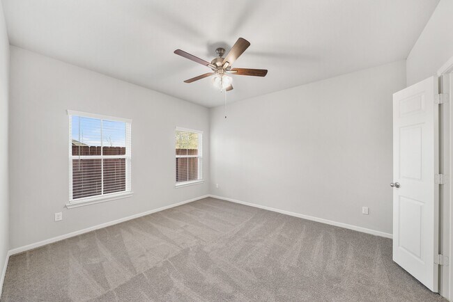 Foto del edificio - 13427 Lucky Bill Ln