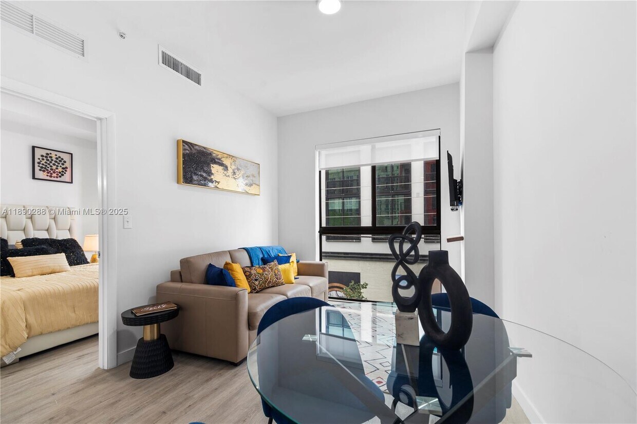 Foto principal - 136 NW 26th St