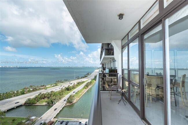 Foto del edificio - 600 NE 36th St