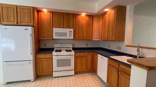 Foto del edificio - 4BD/2BA Forest Run Townhouse in Williston