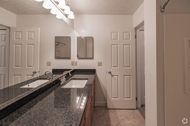 El baño de Scarlett - Grand Bay Apartments and Townhomes