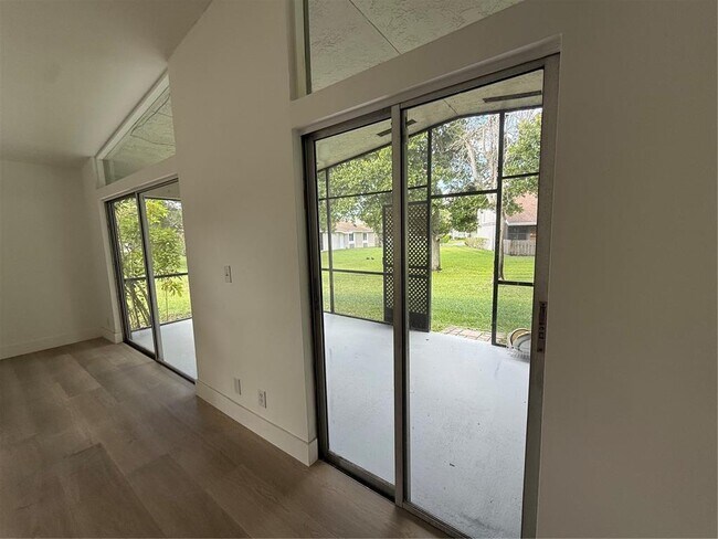 Foto del edificio - 15749 Woodgate Ct