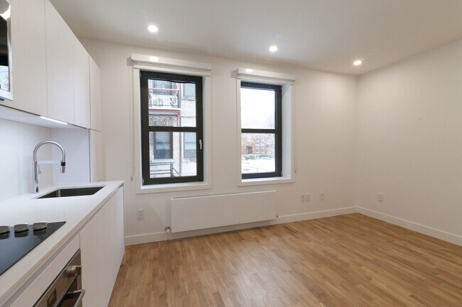 Building Photo - 2050 Av. Claremont