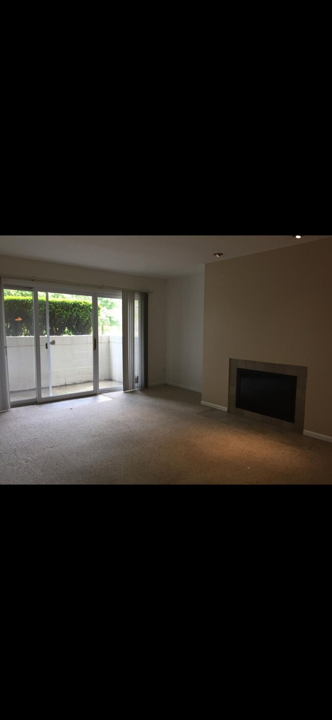 Living room - 75 Atterbury Blvd