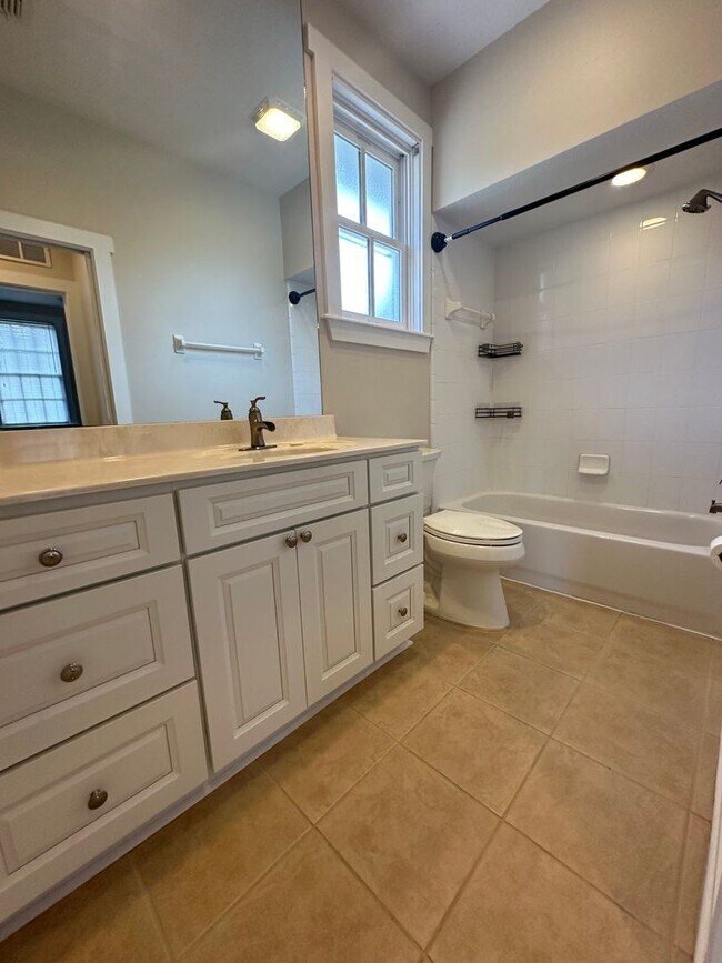 Building Photo - Amelia Island Awaits: Move-In-Ready One-Be...