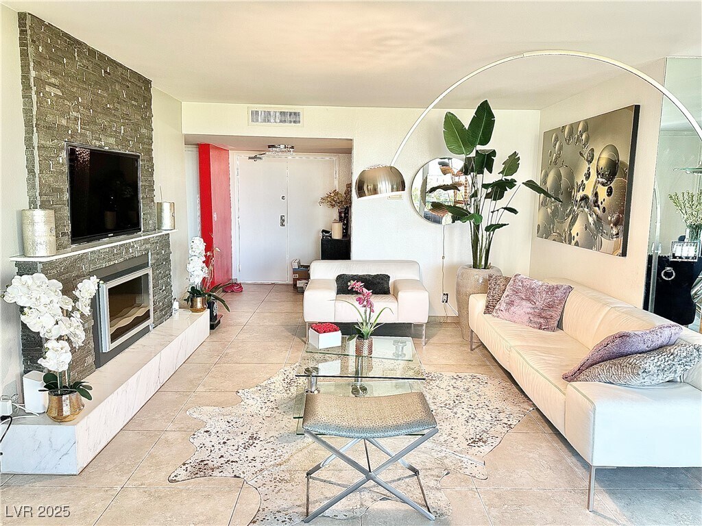 Foto principal - 205 E Harmon Ave