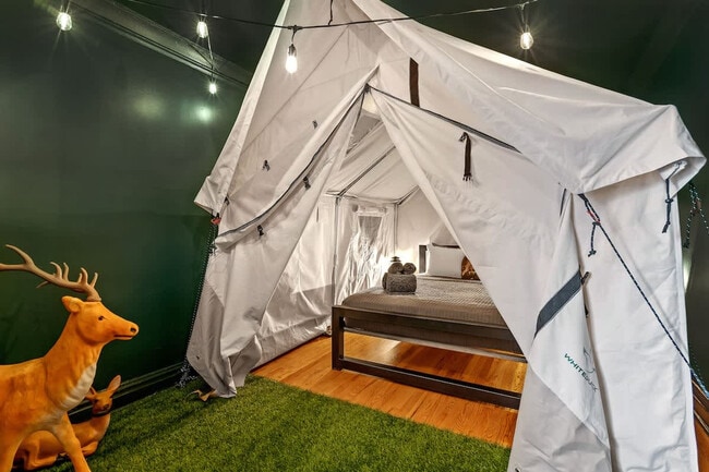 Building Photo - 3553 N Racine Ave