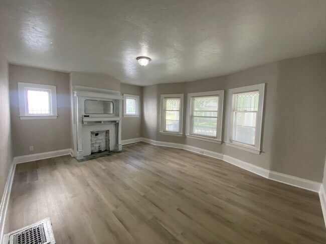 Foto del edificio - Beautiful, Large 5 Bedroom Cleveland Home - Now Available!