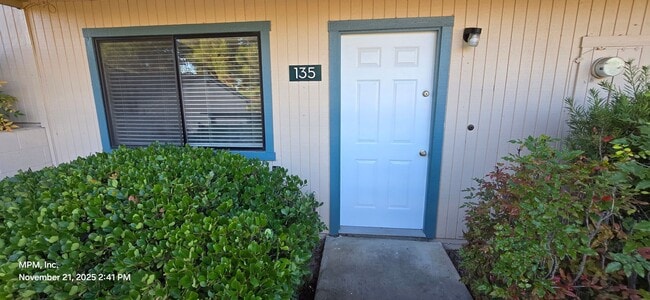 Building Photo - 2-bedroom 1 bath condo