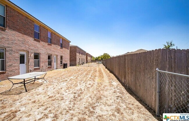 Foto del edificio - 2708 Garland Dr