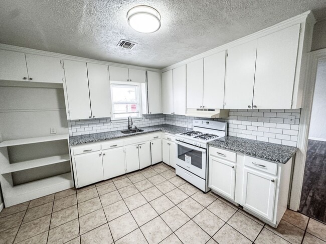 Foto del edificio - Charming 2 Bed 1 Bath Home - Convenient to Highways!