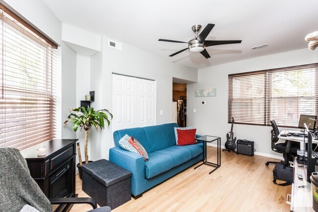 Foto del edificio - 2848 N Christiana Ave